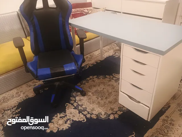 مكتبة لبيع معا الكرسي