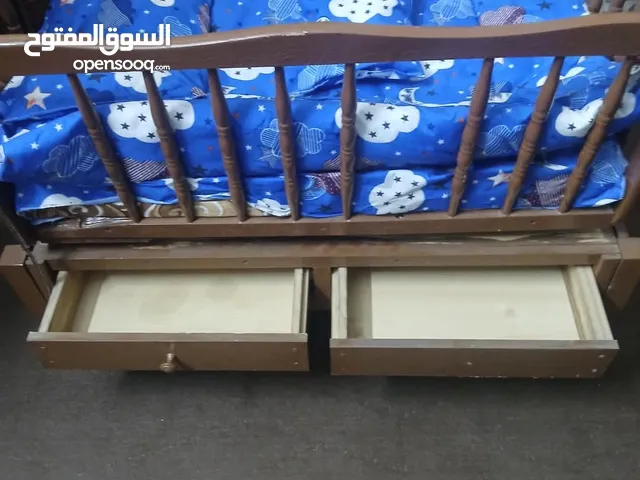 تخت بيبي مع فرشته خشب ونظيف