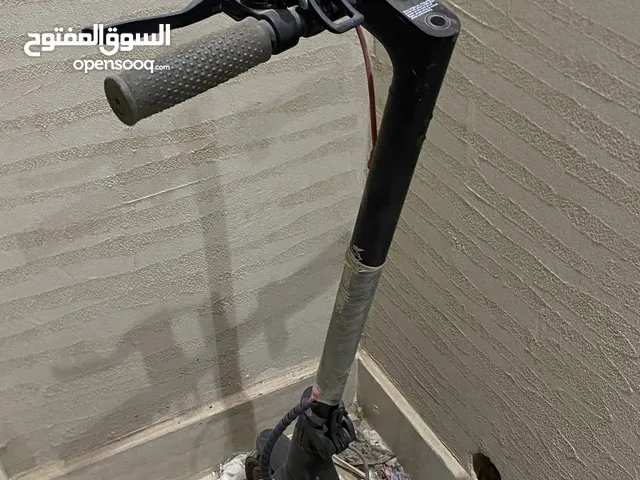 للبيع سكوتر شبه جديد يحتاج نفخ كفرات