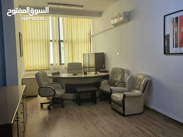 شقة خدمية ممتازة لشركة أو عيادة صغيرة بالأثاث المكتبي للإيجار رئيسي شارع النصر