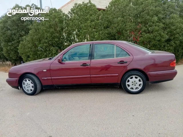 مرسيدس قرس ونص موديل1997بحاله ممتازة ولا ينقصها شيئ مصانه بالكامل ولا يوجد فيها ظربات