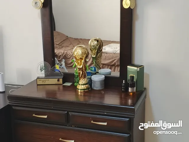 غرفة نوم لاتيه تخت مفرد و نصف مع خزانه و ملحقات الغرفه بالكامل