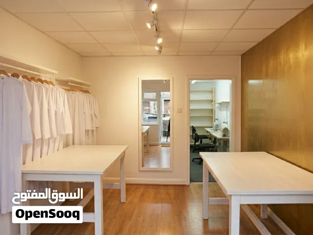 خياط رجالي مع مشغل بالبلوكات