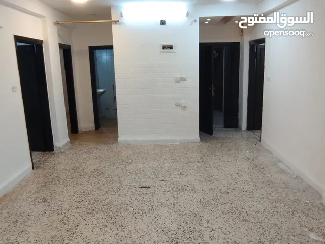 شقة فارغة للايجار طابق ثالث موقع مميز بالقرب من الخدمات