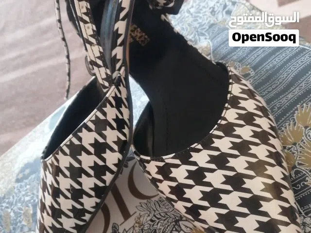 حذاء نسائية بتصميم عصرية