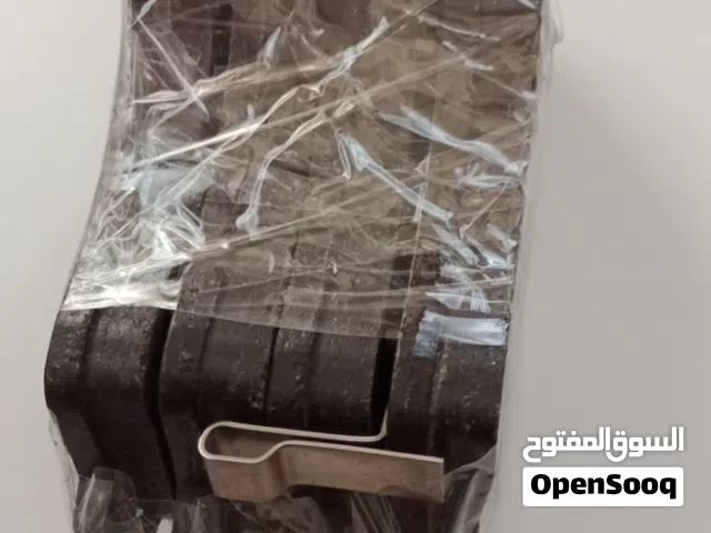 يوجد فحمات أمامي يمين و يسار 4 حبه نوع سياره الانترا 2004 جديد