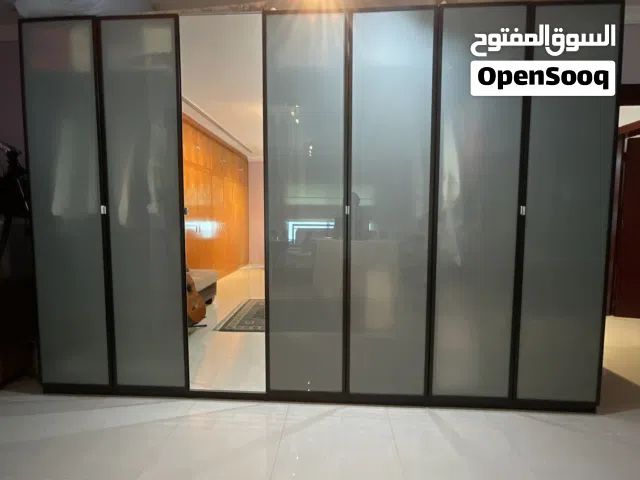 2 خرائن ملابس من ايكيا مصممة يدويا تستوعب كمية كبيرة من الملابس كل خزانة ب 150دينار