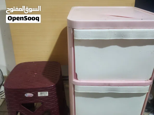 ترابيزة + عدد 2 كرسي بلاستيك + أدراج خزين 3 درج