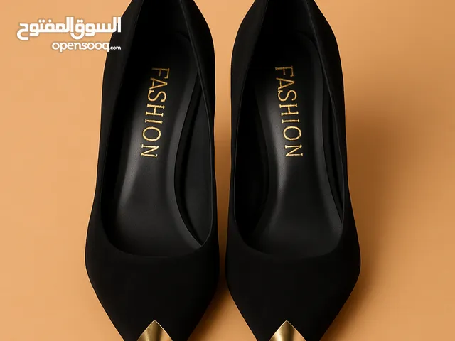 حذاء ذات لون اسود