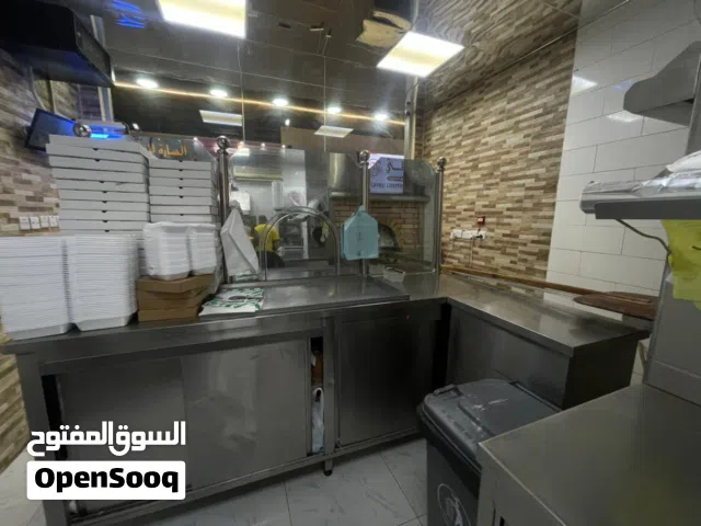 للبيع محلين فطائر وبيتزا ومعجنات الفرع الرئيسي شارع جلفار العام  والفرع الثاني الظيط الجنوبي