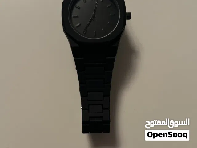 ساعة سوداء جديدة