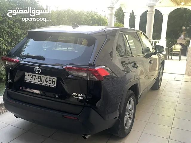 Toyota Rav4 model 2023 وارد الوكالة و ما زالت تحت الكفالة قطعت فقط 29 الف كيلو فحص كامل بلا حوادث