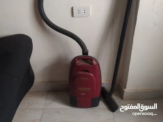 مكنسه مستورده من الكويت كسر زيرو للبيع لونها احمر بدون كرتونه