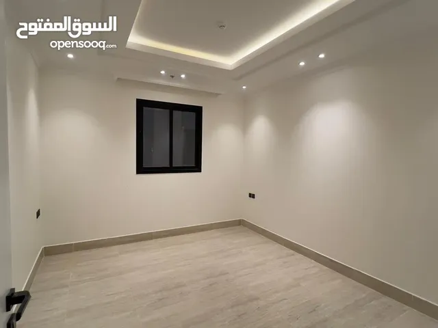 شقة للايجار الرياض حي الملقا مكونة من ثلاث غرف وثلاث دورات مياه ومطبخ وصالة وغرفة خادمة