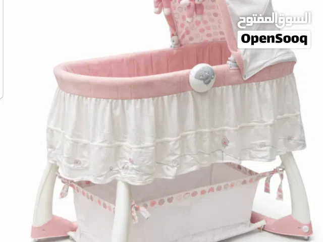 كوت بيبي لون زهري مستعمل بحالة الجديد من روبنز