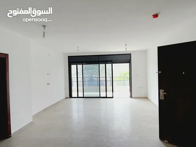 شقة مميزة للبيع بالماصيون حي عين منجد مع ترس ممتاز