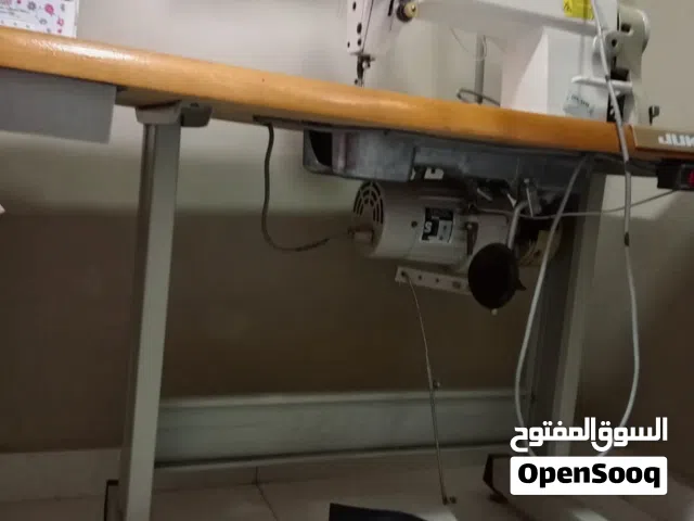 مكينة خياطة للبيع مع طاولة