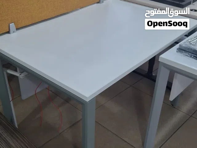 طاولات مكاتب بسبب الرحيل