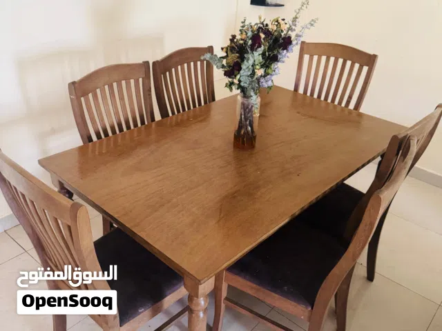 طاولة طعام  شبه جديدة