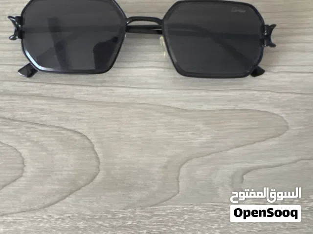 نظارة كارتييه الشمسية لا يوجد صندوق يستخدم بشكل خفيف بدون خدوش أود أن أتحدث عن السعر.