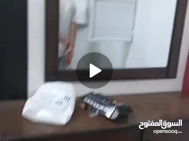 لاتيه كامله من تخت زوجي وخزانه 3 ضرفات بفيه و مرايا وجواريري التخت