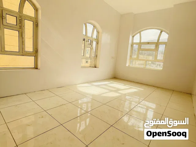 للايجار شقه وسيعه بمعنى الكلمه اربع غرف وحمامين ومطبخ وصاله كبيره سراميك دور رابع