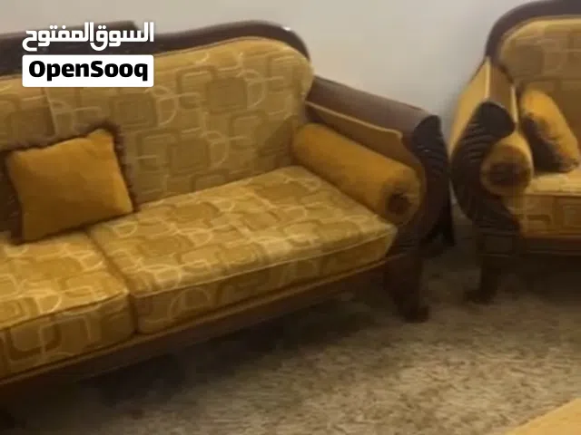 طقم كنب مع طاولة طقم سفره