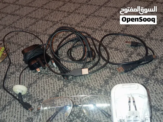 خيوط شحن و دسكات 2 وشحن خارجي و 200 درهم تونسي و دينار شرقاوي و نضارة وساعه ضد الميه ومعهم ساعه