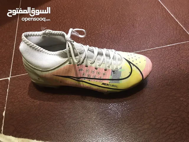حذاء استد رياضي طوبه حذاء مالاعب بي مفتوحه شلع قوي والله بي مجال للشراي