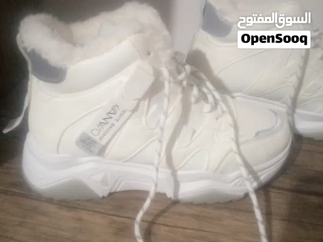 بوط جديد فرو من الداخل بلون مميز مقاس 39 للبيع