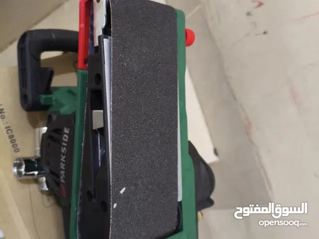 هذه آلة سنفرة شريطية (Belt Sander) من ماركة Parkside.