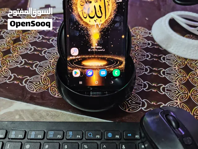 هذا الجهاز هو قاعدة سامسونج DeX Station (طراز EE-MG950) المخصصة لتحويل هواتف سامسونج الذكية إلى تجرب