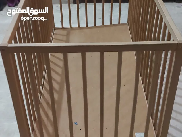 سرير اطفال من ايكيا للبيع في ابو ظبي بسعر معقول