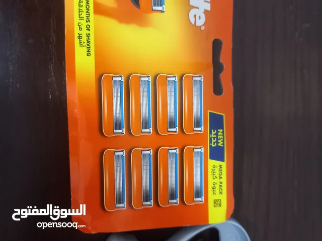 ماكينه شفرات جيليت جديدة مع 8 شفرات اصليه 8 دنانير