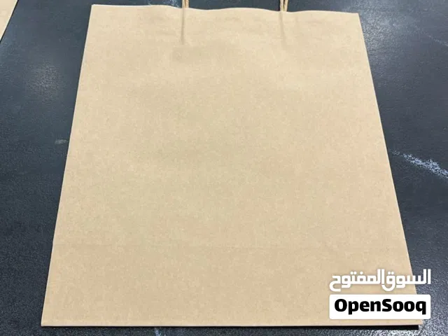 يوجد أكياس ورقية بأربعة أحجام كمية ذات جودة عالية وقوية