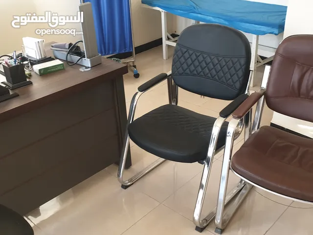 كراسي انتظار جلد اسود وبني