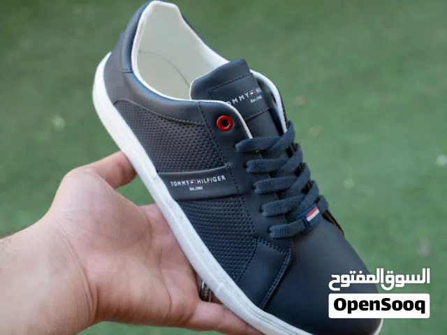 Tommy Sneakers V25 ( مخزن 122 ) حذاء سنيكر تومي مناسب للخروجات والمهام اليومية   الخامة: جلد مستورد