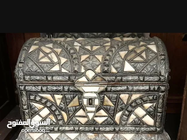 صندوق  مغربي حجم كبير من الفضه وقطع من عظم  الجمل تحفه فنيه قديم جدا