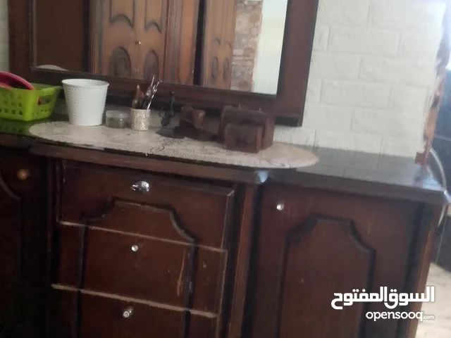 غرفة نوم وطاولة سفرة وطاولة تلفزيون