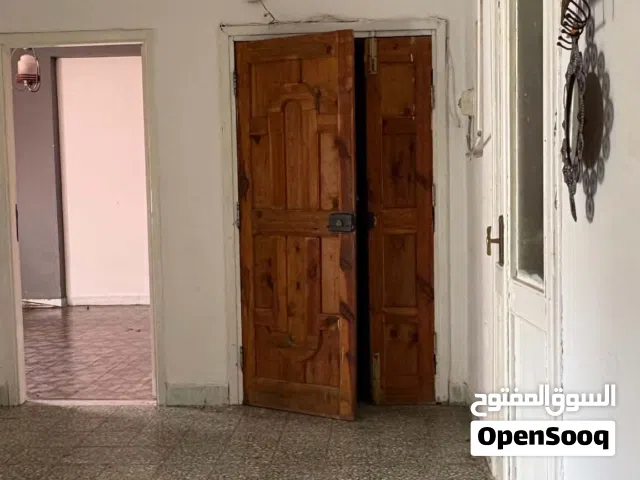 شقة للايجار شارع اول سبتمبر دور اول شقة قديمة فيها زوز غرف حمام مطبخ علي شارع الرئيسي
