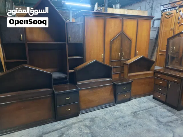 غرفه نوم أطفال أو شبابيه 3 اسره خزانه 4 ظرف وكومدينتين ومكتب مع جوارير بنظام المثلث كانه خزانه لاتيه