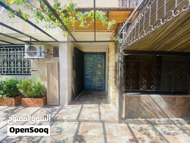 للإيجار السنوي شقة أرضية فاخرة في الشميساني 2 نوم مع حديقة كبيرة وكراج.