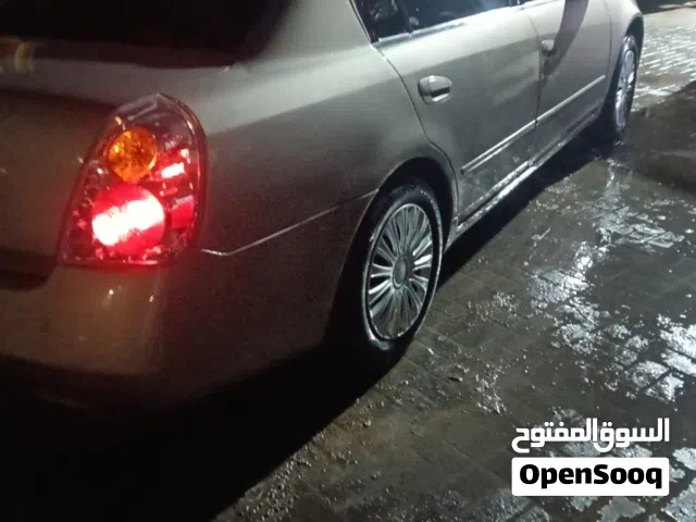 2005 نيسان التيما Standard