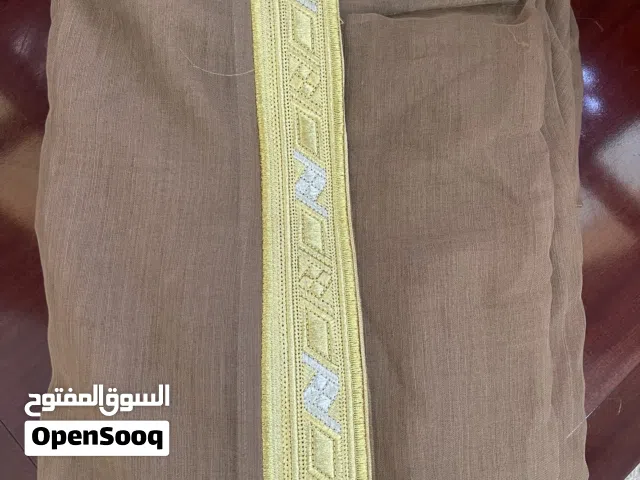 للبيع بشت مميز بلون بني