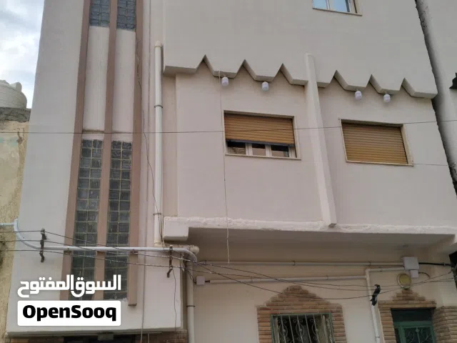 من المالك. منزل واجهتين من 3 طوابق للبيع بطريق السور . موقع مميز