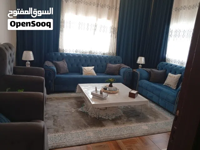 العنوان: طقم كنب ملكي فاخر "شبه جديد" – نظافة وكالة وقماش مخمل  نص الإعلان:  للبيع طقم كنب (صالون