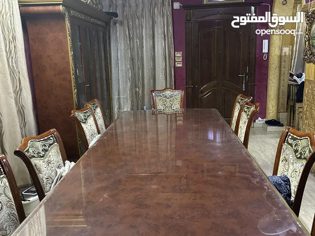 طاولة سفره مع لوح سكريت و 10كراسي مع بيرو ومع  وكومادينا  طقم مغربي مع طاولتين وسط خشب زان حفر