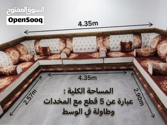 طقم كراسي مع ستائرهن شبه مستعملات جودة الخشب جداً عالية بسعر 240 قابل ل التفاوض.