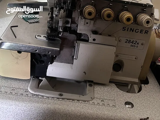 ماكنة حبكة عبارة عن 5 خيوط بحالة ممتازة مع طاولتها وابرها وملقطها قوية وصيانة جديدة