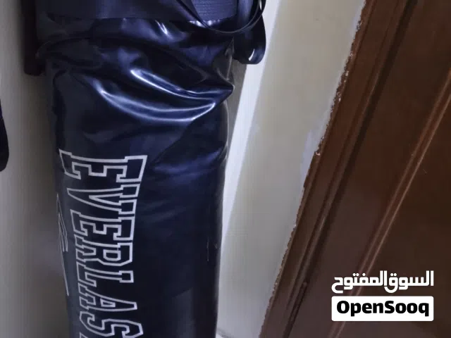 كيس ملاكمة 140 سم بحالة الوكالة و وقفازات مع الباندج تبعهم برضه بحالة الوكالة استعمال 3 اشهر فقط